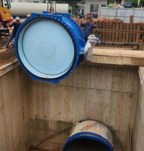 Instalment of a butterfly valve. 