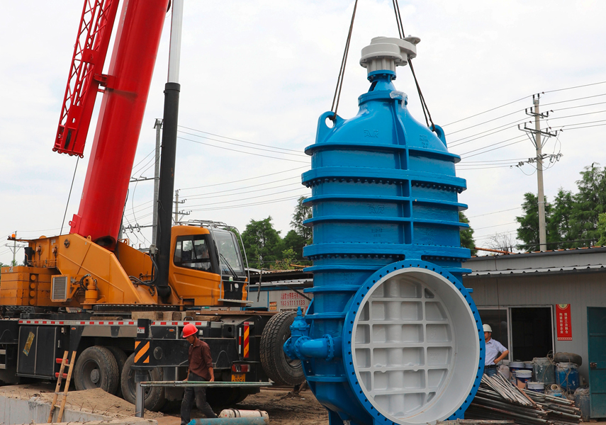 Installing the largest AVK  metal seated gate valve onto the wastewater pipeline