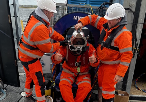 Diver prepared to start the underwater penstock replacement