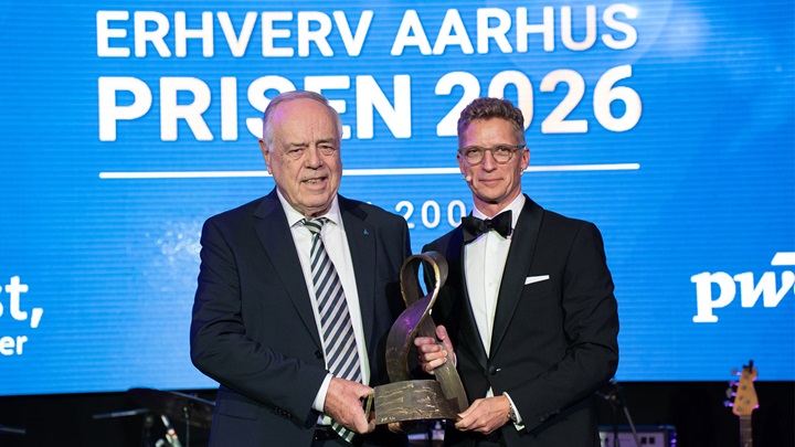 Showing Niels Aage Kjør receiving prize