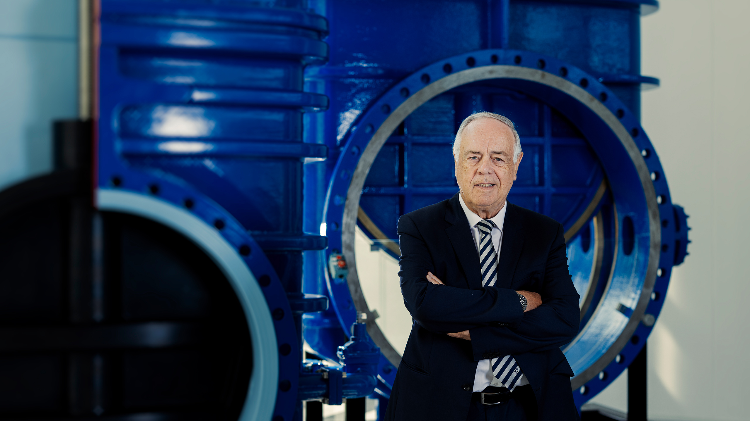 Niels Aage Kjær in front of some of the large-scale valves that have been produced by the Group over the years. NIels Aage Kjær has been CEO of the AVK Group for more than 53 years.